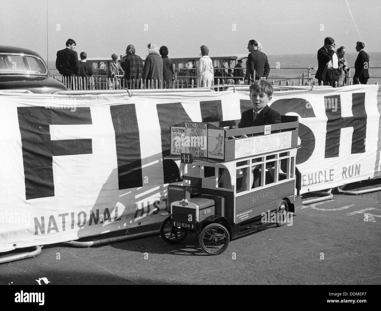 1919 K tipo AEC bus in miniatura, 1964. Artista: sconosciuto Foto Stock