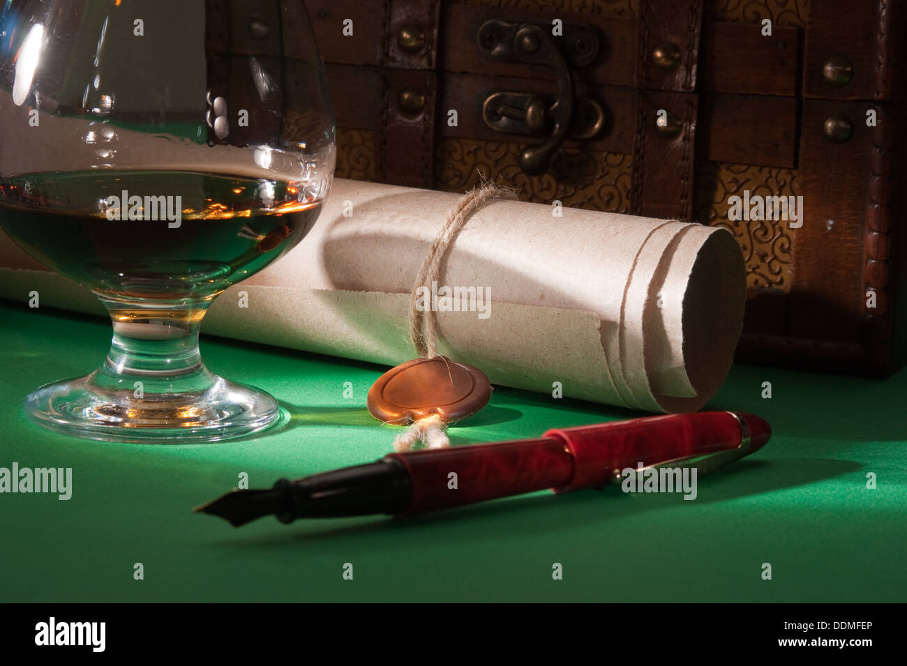 Segreto scorrere con un sigillo di cera e un bicchiere di cognac sul green baize Foto Stock
