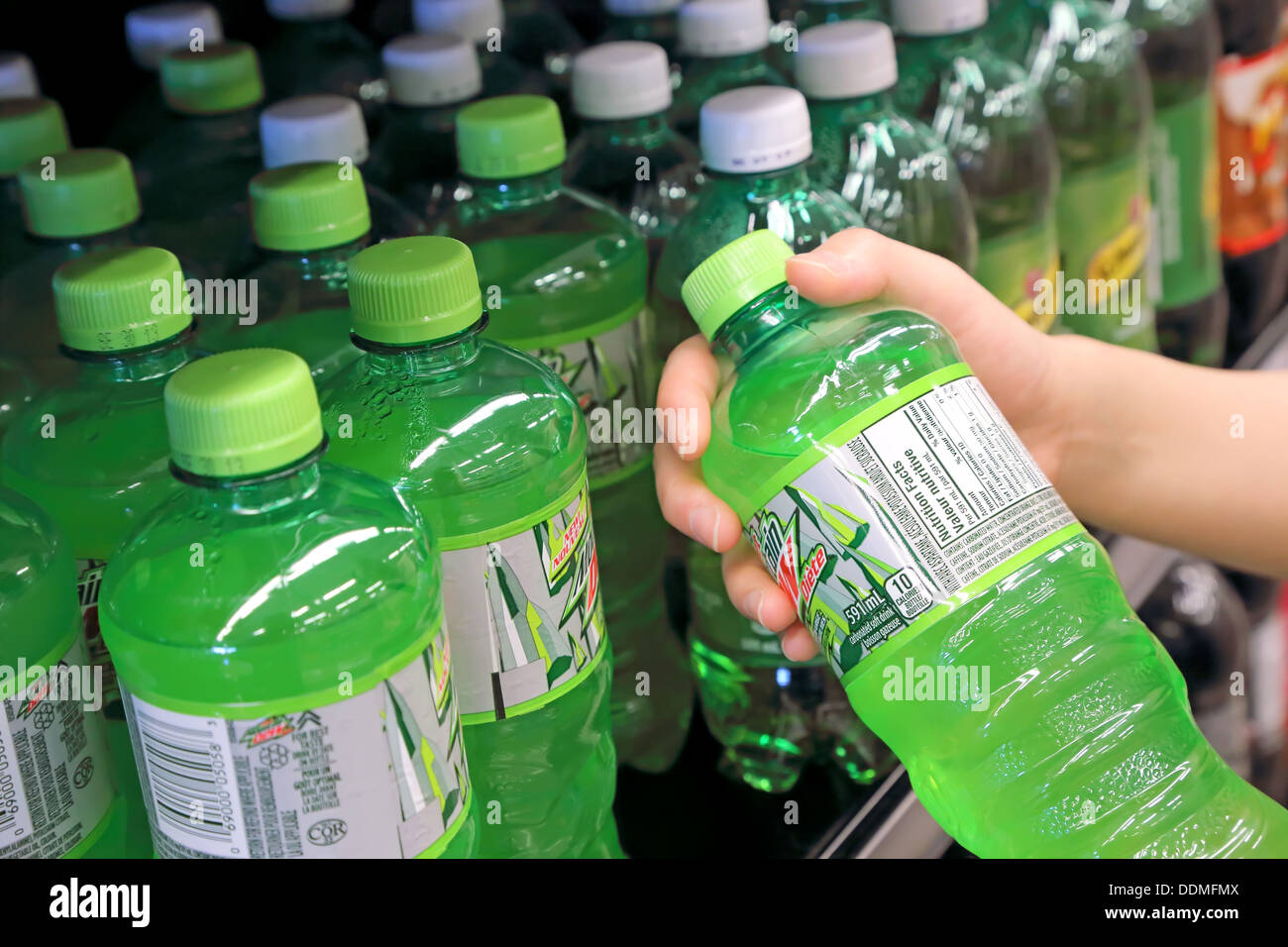 Bottiglie con soda bevande nel supermercato Foto Stock