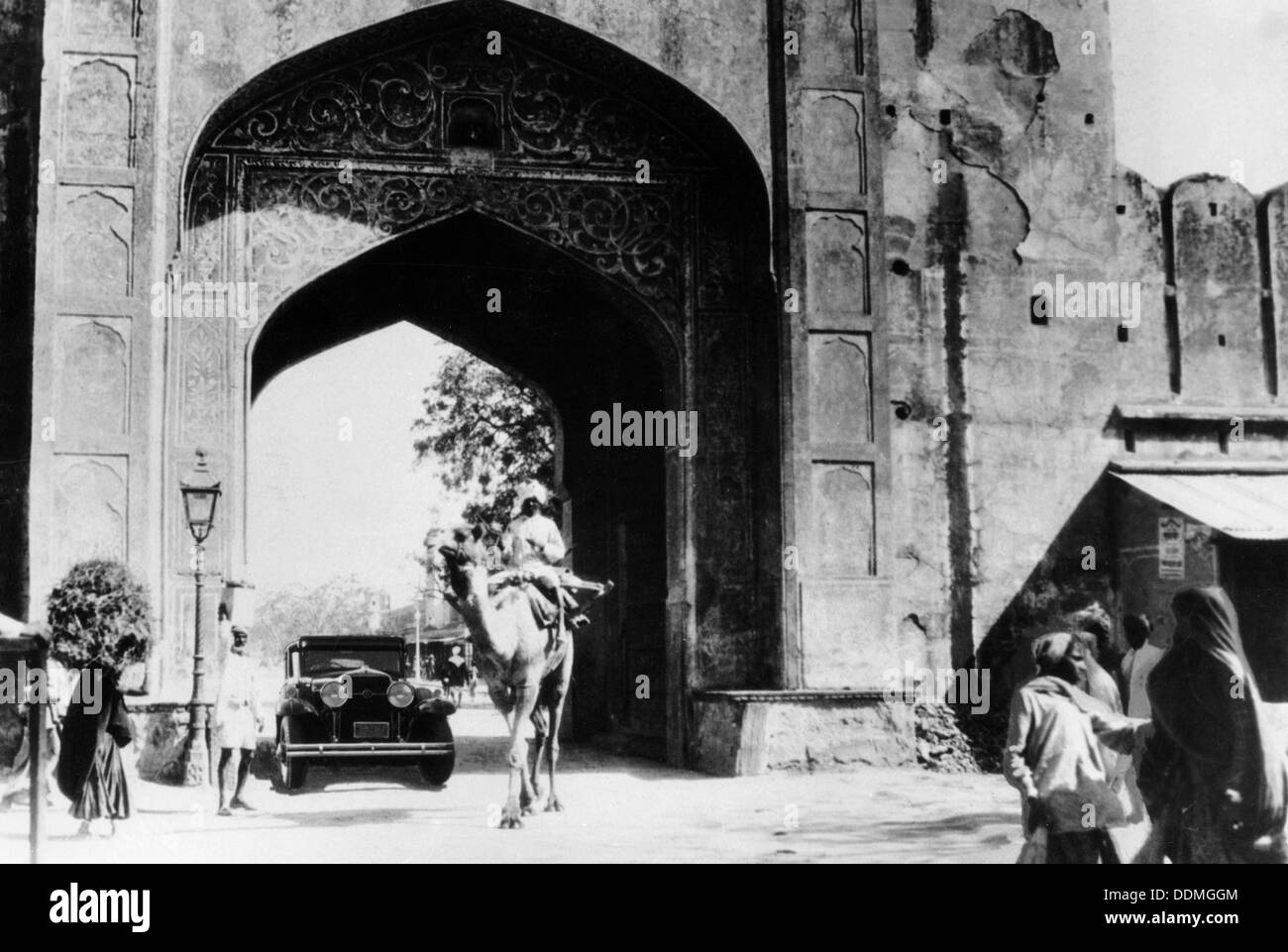 1930 Cadillac saloon al di sotto del gate di ambra, Jaipur, India, (c1930?). Artista: sconosciuto Foto Stock