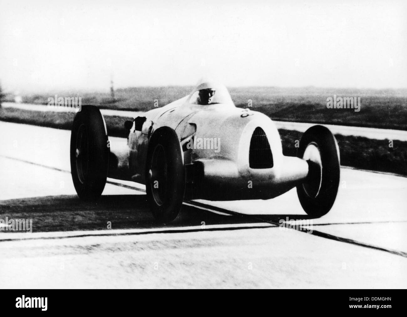Bernd Rosemeyer in Auto Union record di auto, 1937. Artista: sconosciuto Foto Stock