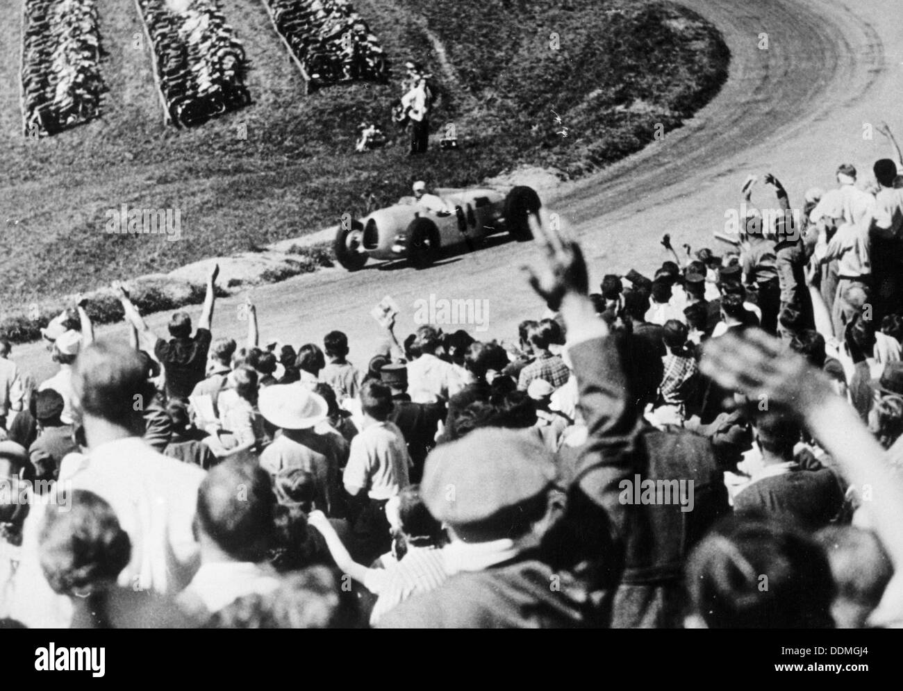 Bernd Rosemeyer acclamato dalla folla, il Gran Premio di Germania, Nurburgring, 1936. Artista: sconosciuto Foto Stock