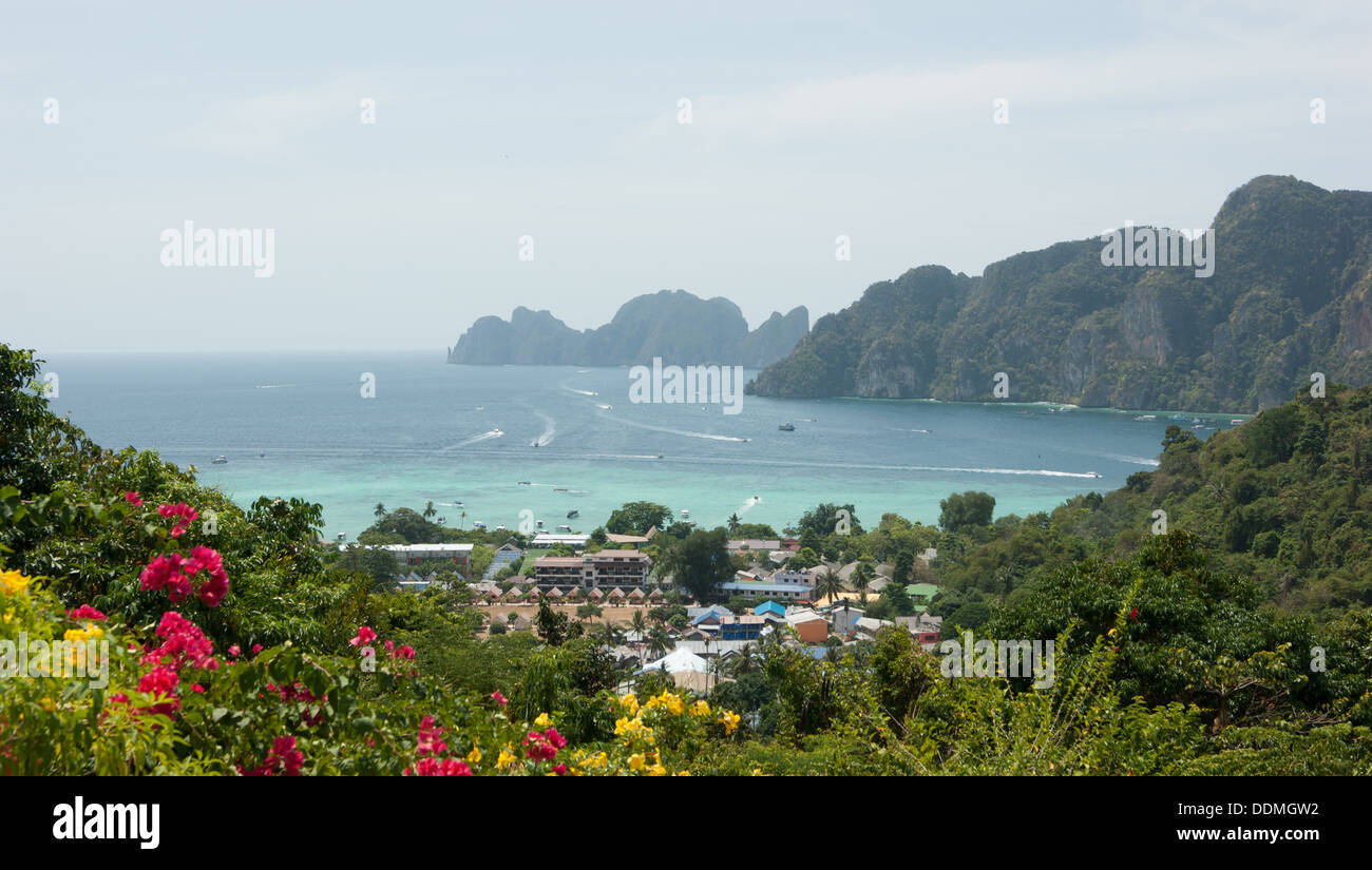 Vista dell'isola di Phi Phi Don dal punto di visualizzazione, sud della Thailandia. Foto Stock