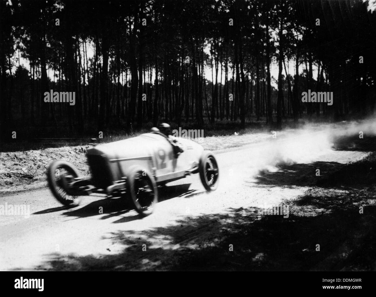 Jimmy Murphy alla guida di una Duesenberg alla vittoria nel Gran Premio di Francia, Le Mans, 1921. Artista: sconosciuto Foto Stock