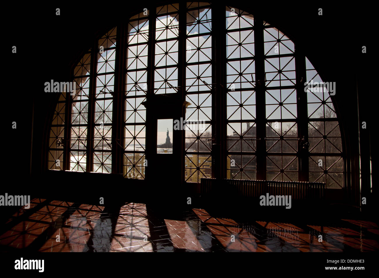 Statua della Libertà, una vista da Ellis Island immigrazione Hall di New York City e New York Foto Stock