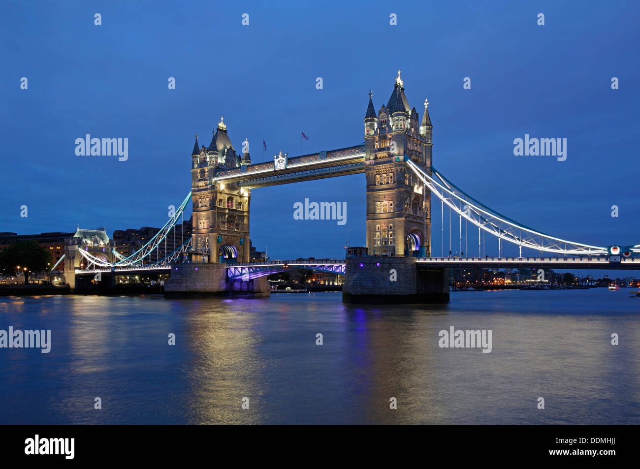 Il Tower Bridge di notte, Londra, Regno Unito Foto Stock