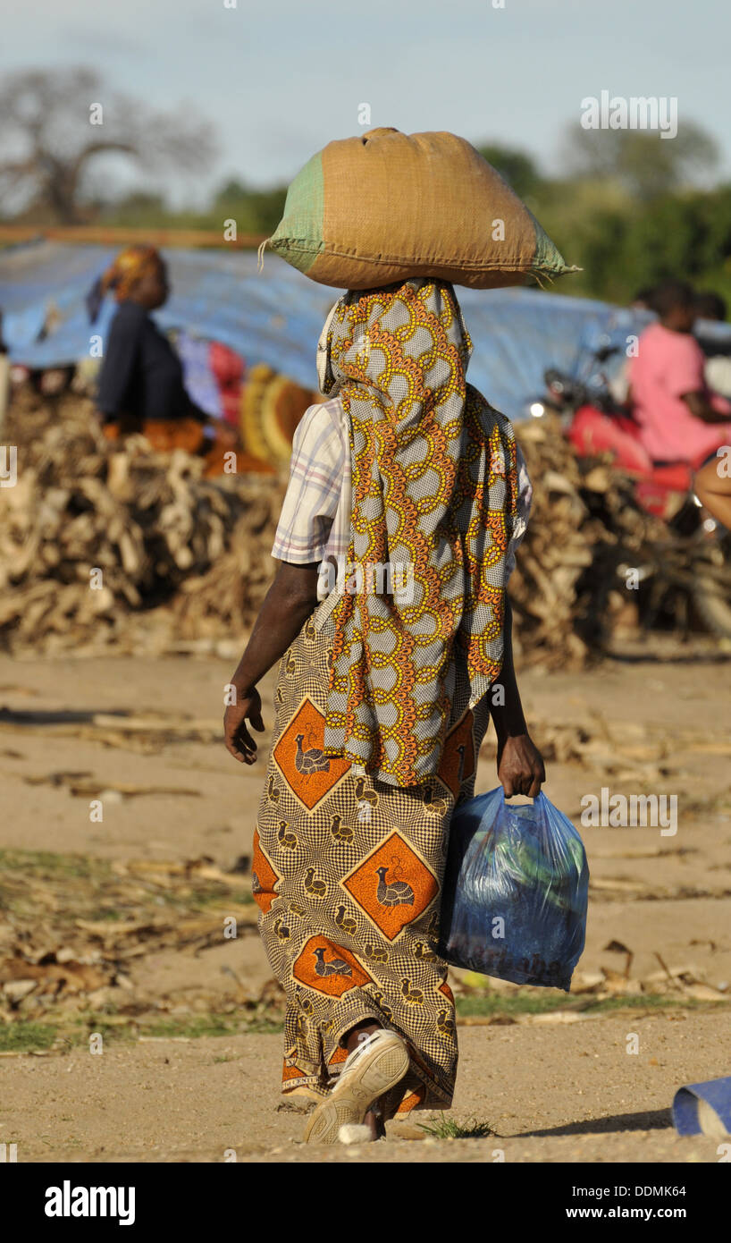 Mercato Africano scene di raccolta della Tanzania Foto Stock