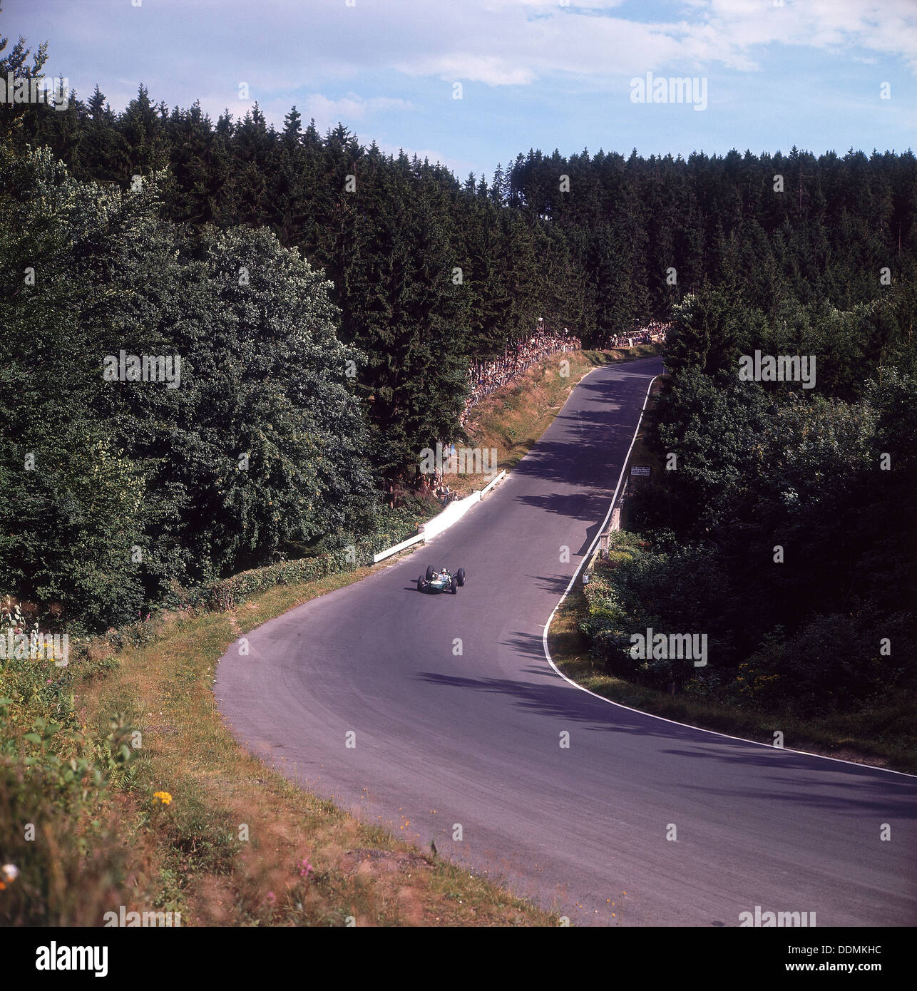 Una vista di una parte della gara del Nurburgring via, il Gran Premio di Germania, Germania, 1963. Artista: sconosciuto Foto Stock
