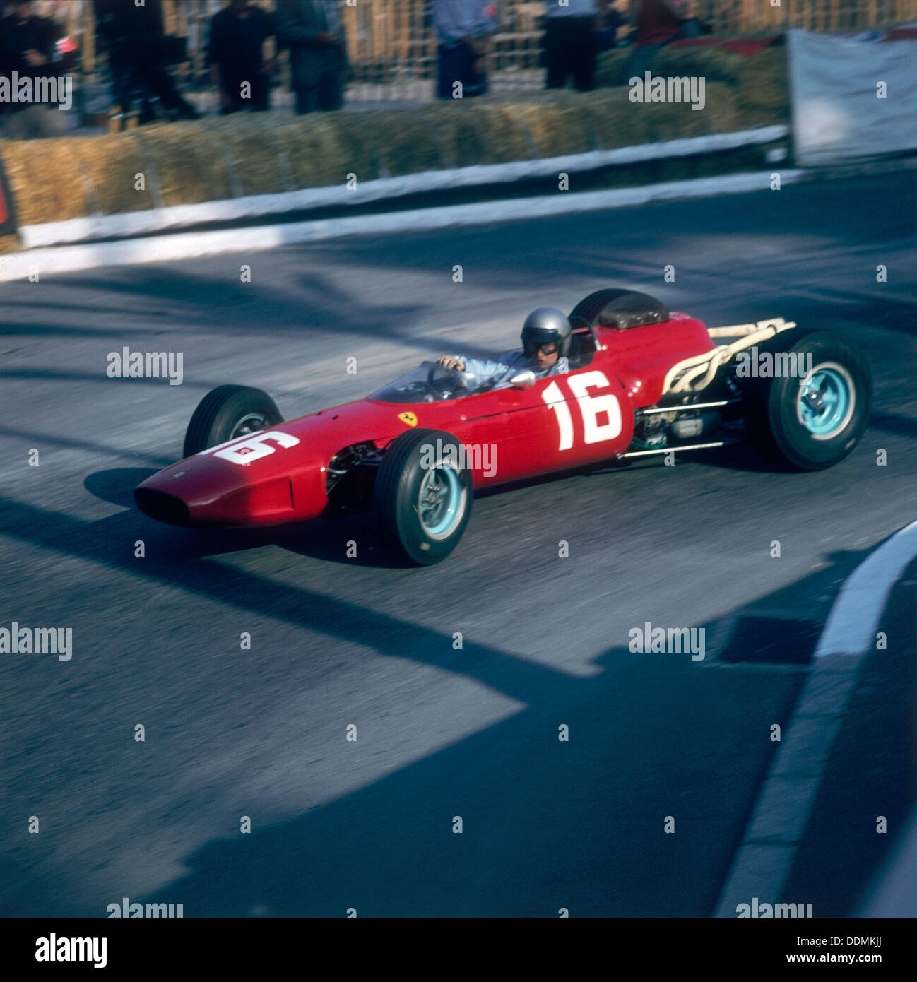 Lorenzo Bandini alla guida di una Ferrari 246, nel Gran Premio di Monaco e Monte Carlo, 1966. Artista: sconosciuto Foto Stock