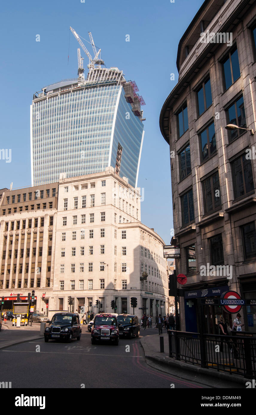 Londra, Regno Unito. 4° settembre 2013. Taxi emergono da Eastcheap, con il walkie talkie edificio a distanza. Credito: Stephen Chung/Alamy Live News Foto Stock