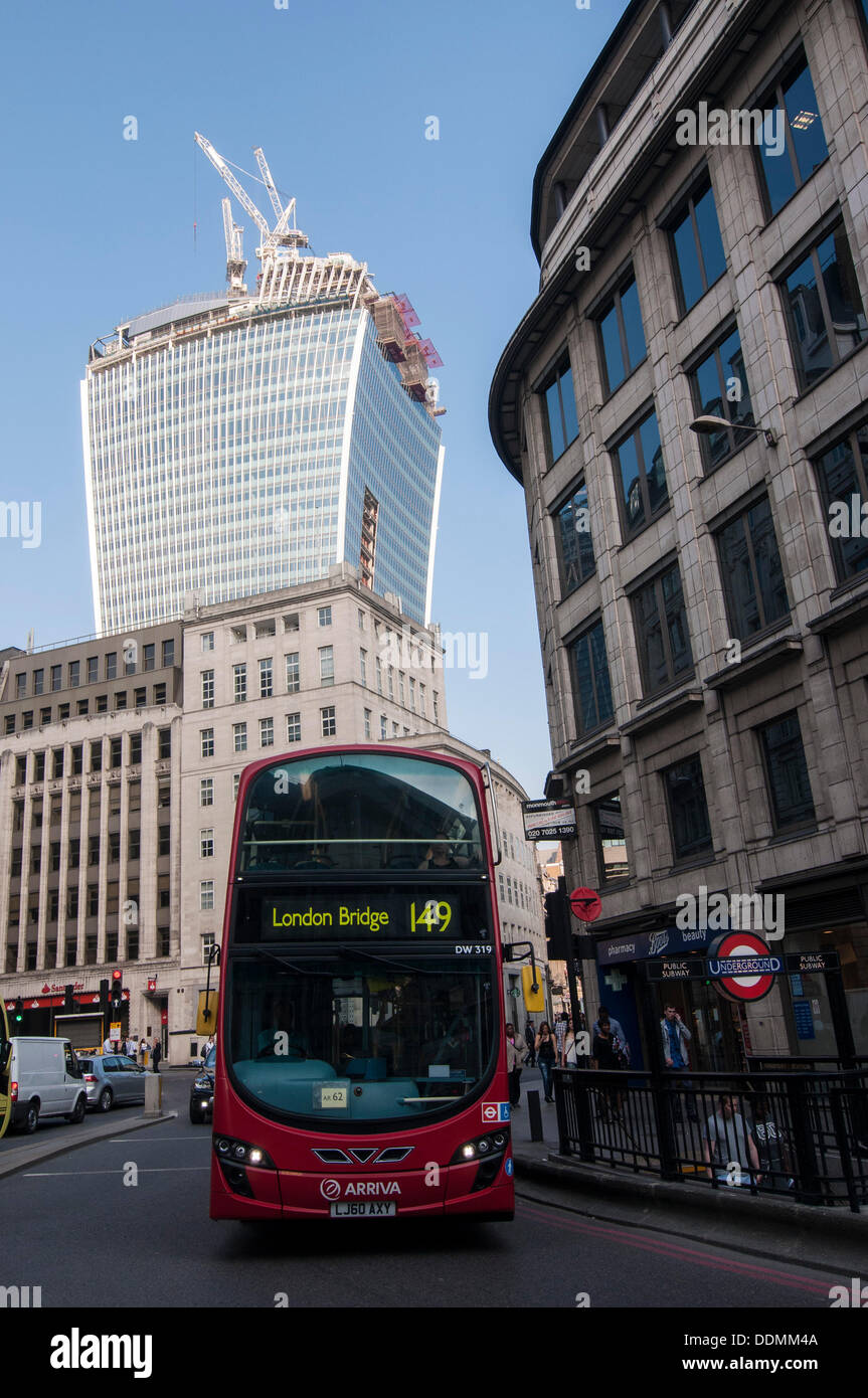 Londra, Regno Unito. 4° settembre 2013. Un bus emerge da Eastcheap, con il walkie talkie edificio a distanza. Credito: Stephen Chung/Alamy Live News Foto Stock