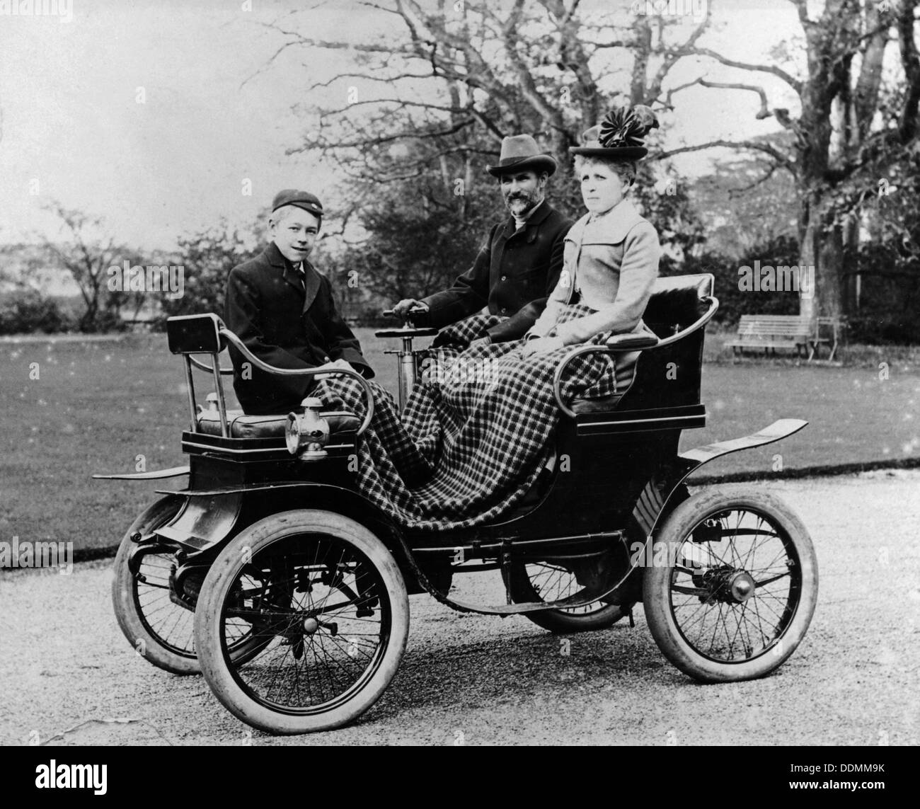 La gente in una De Dion vis-a-vis auto, 1902. Artista: sconosciuto Foto Stock