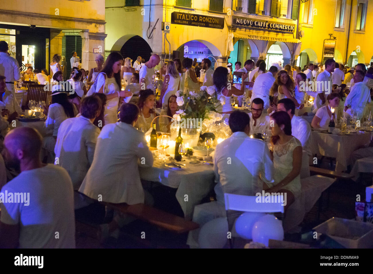Al di fuori del blu notte evento in Udine Foto Stock