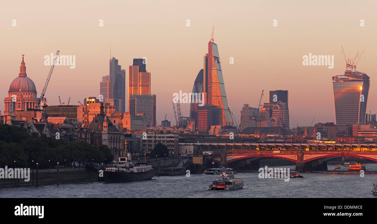 Il fiume Tamigi - City of London skyline Foto Stock