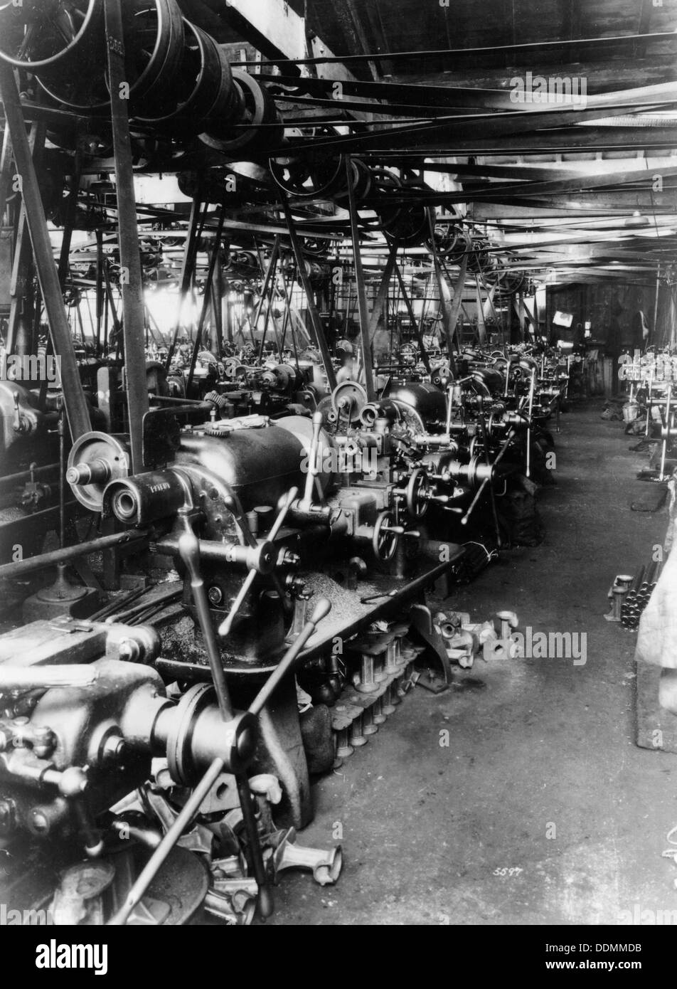 Interno della fabbrica di Norton, che mostra la linea di produzione, 1929. Artista: sconosciuto Foto Stock