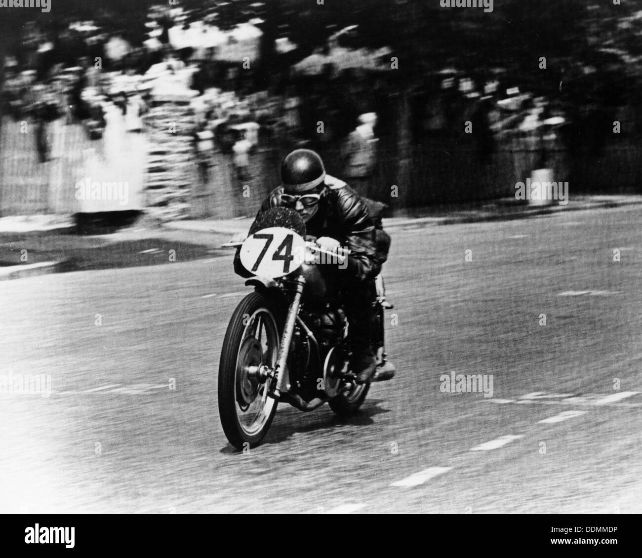 M Barrington su una Moto Guzzi Moto, Isle of Man TT, 1949. Artista: sconosciuto Foto Stock