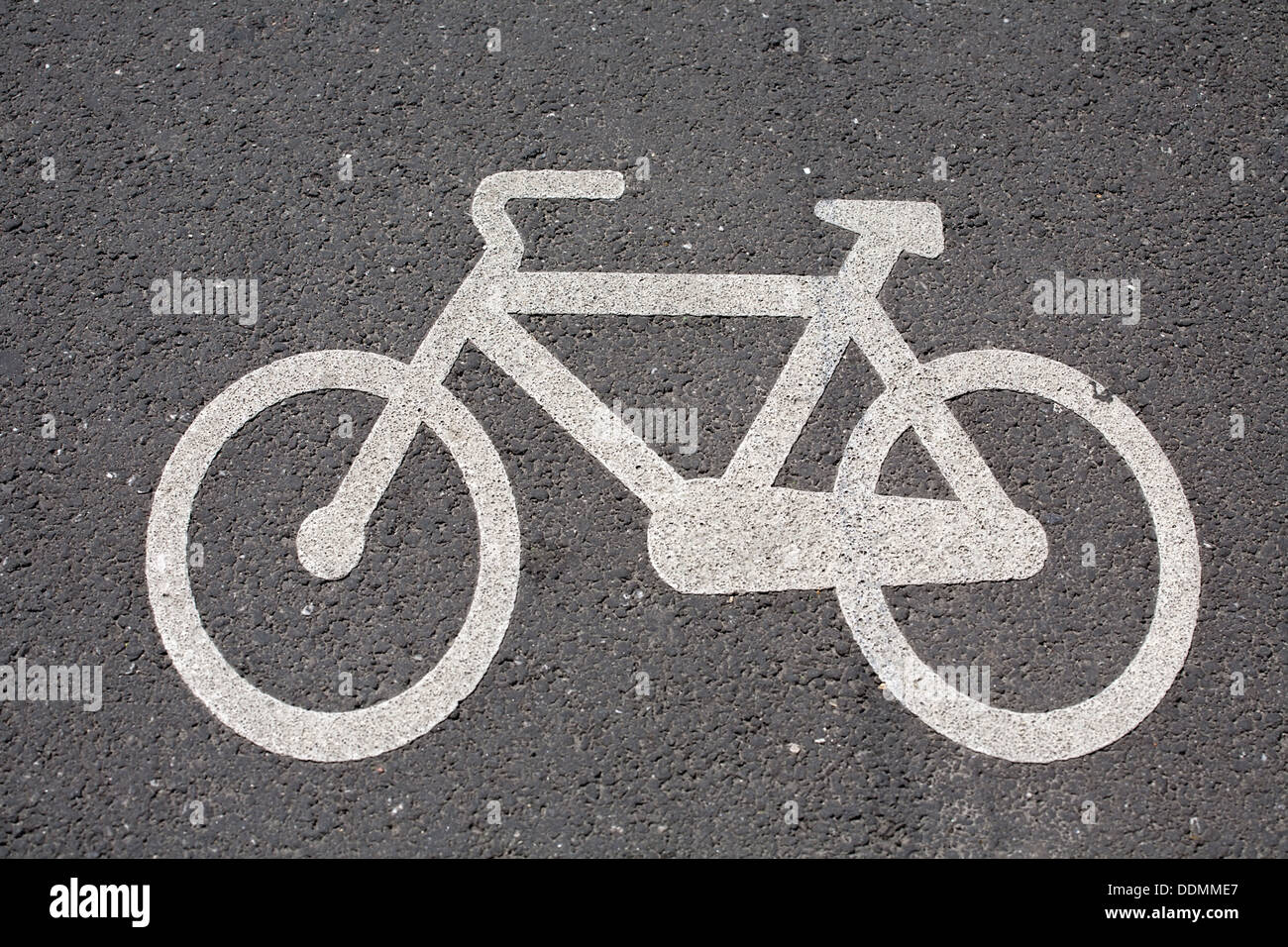 Bianco segno di bicicletta immagine nero su strada asfaltata in primo piano Foto Stock