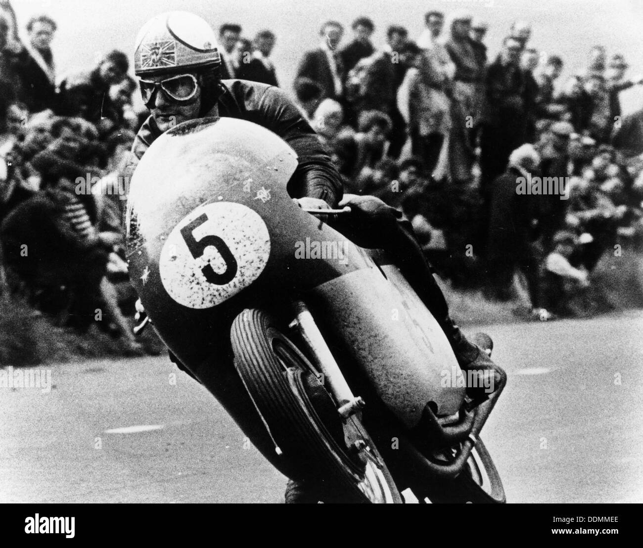 Mike Hailwood, su una MV Agusta, vincitore dell'Isola di Man Senior TT, 1964. Artista: sconosciuto Foto Stock