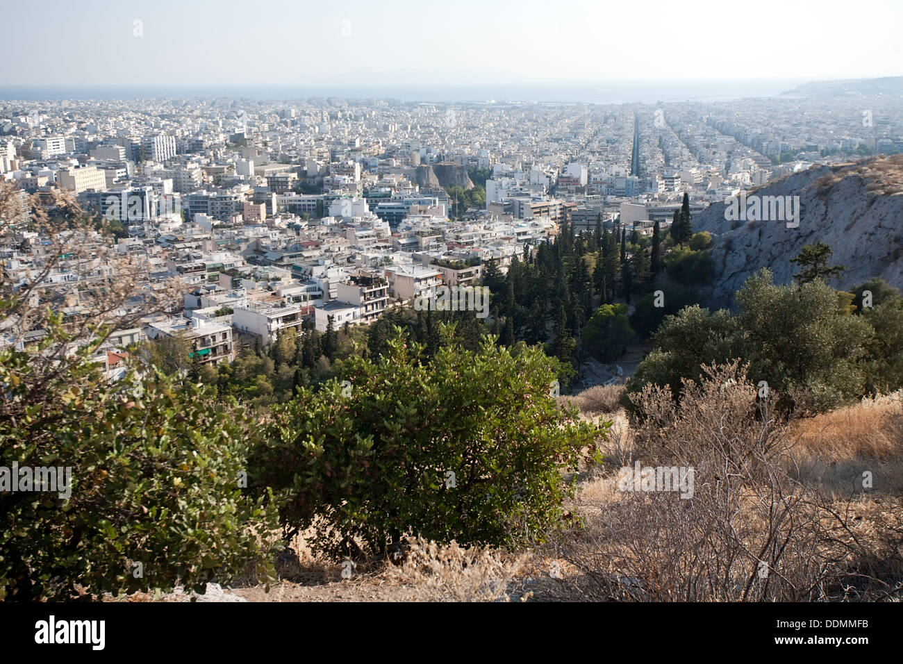 Case bianche della città di Atene, vista dalla cima della collina Pnice lato mare Foto Stock