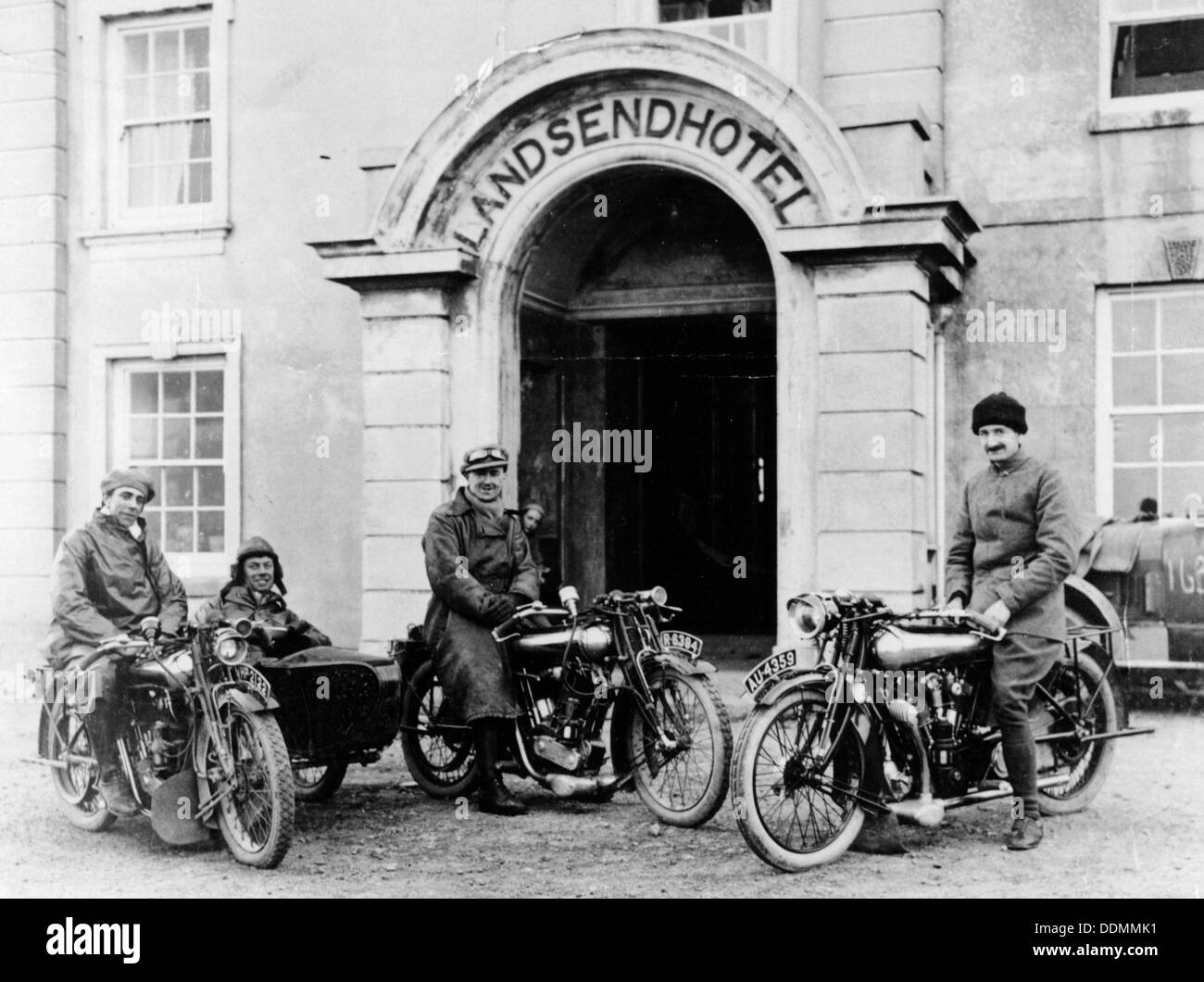 Motociclisti con Mk1 Brough superiori al di fuori del Land's End Hotel, Cornwall, 1921. Artista: sconosciuto Foto Stock