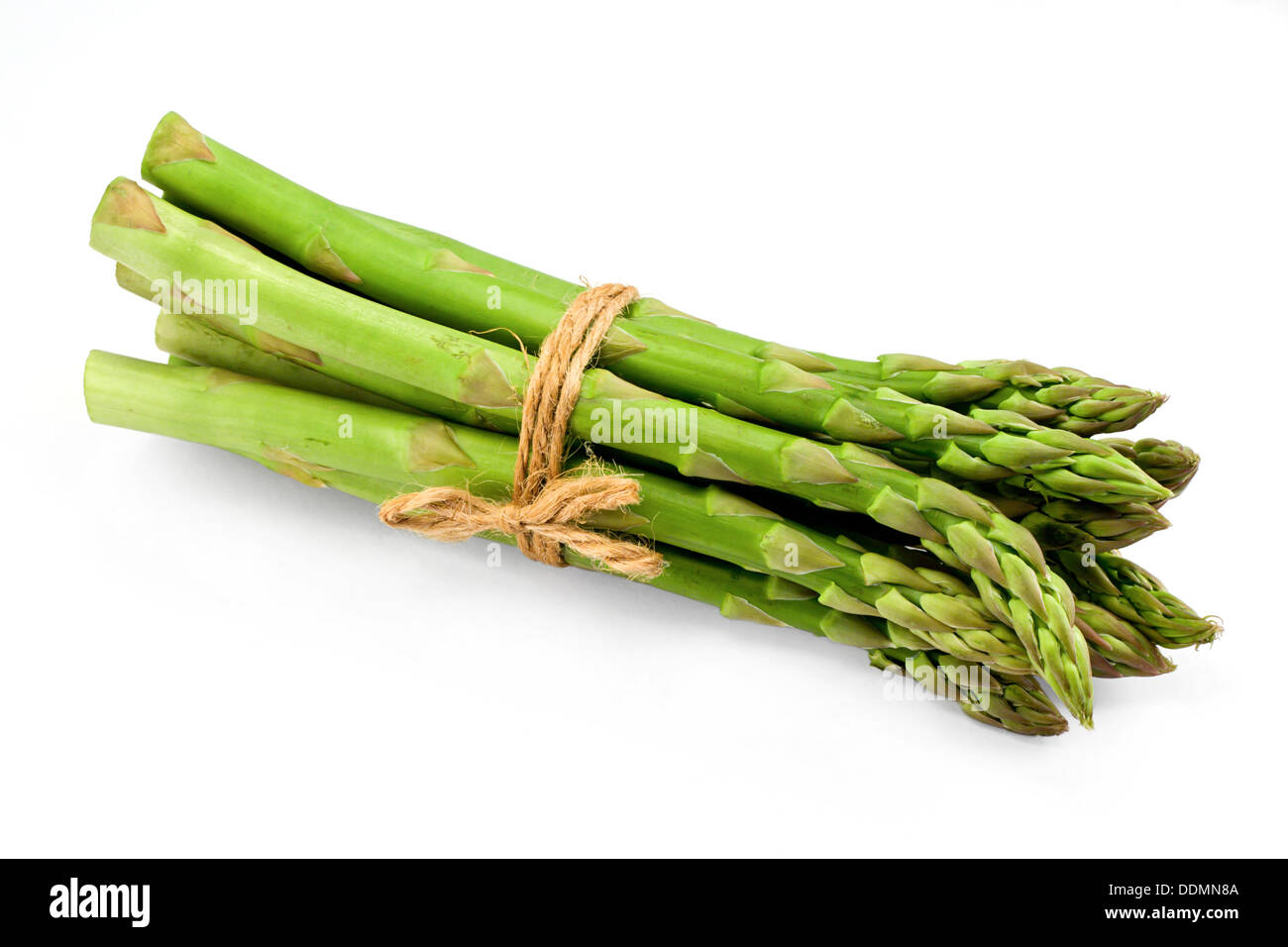 Mazzetto di asparagi un premio di verdure stagionali isolato su uno sfondo bianco con luce ombra Foto Stock