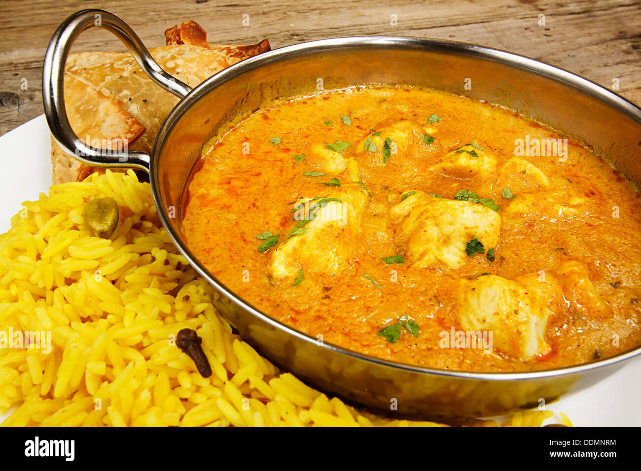 Chicken Korma curry indiano piatto una popolare scelta da asporto per le persone che preferiscono curry dolce Foto Stock