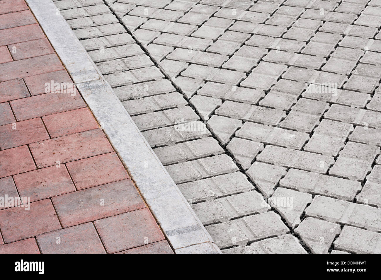 Mattone tipi di pavimentazione con il rosa il marciapiede, il cordolo e drive realizzato dal semplice incastro Mattoni Calcestruzzo Foto Stock