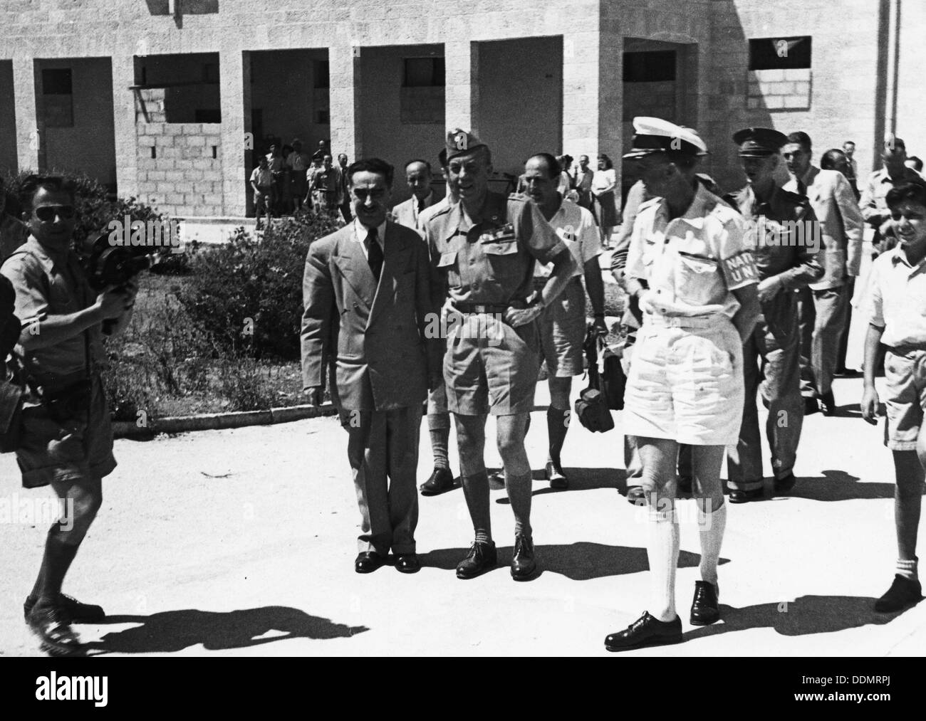 Il conte Folke Bernadotte (1895-1948) con delle Nazioni Unite gli uomini nella sala delle istituzioni nazionali. Artista: sconosciuto Foto Stock