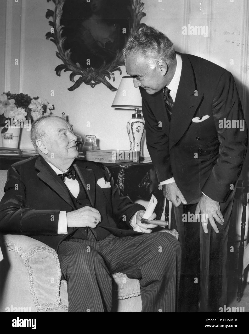 Sir Winston Churchill (1874-1965) con Elihu Elat, ambasciatore israeliano. Artista: sconosciuto Foto Stock