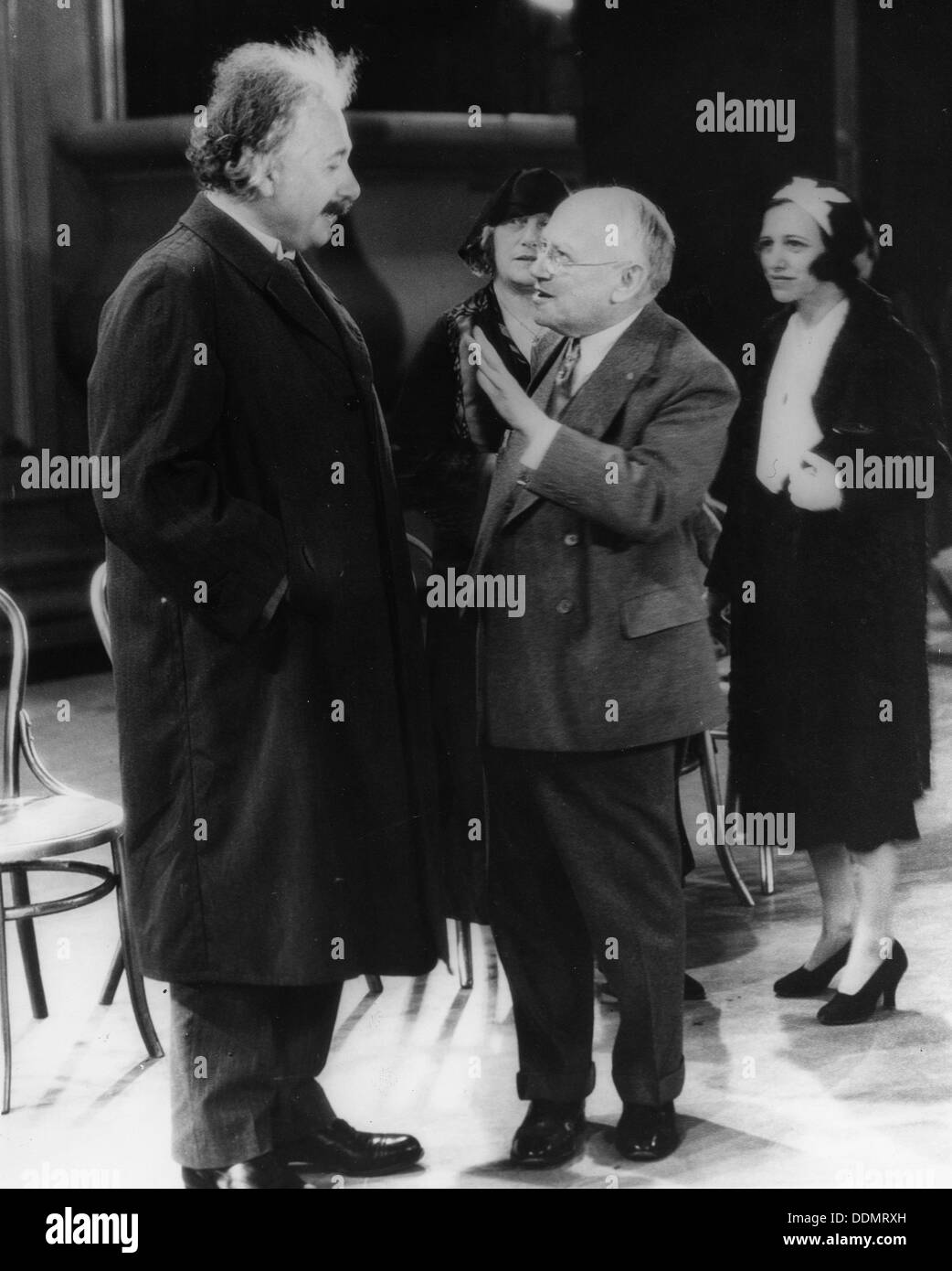 Albert Einstein (1879-1955) con Carl Laemmle (1867-1939), movie mogul, 1931. Artista: sconosciuto Foto Stock