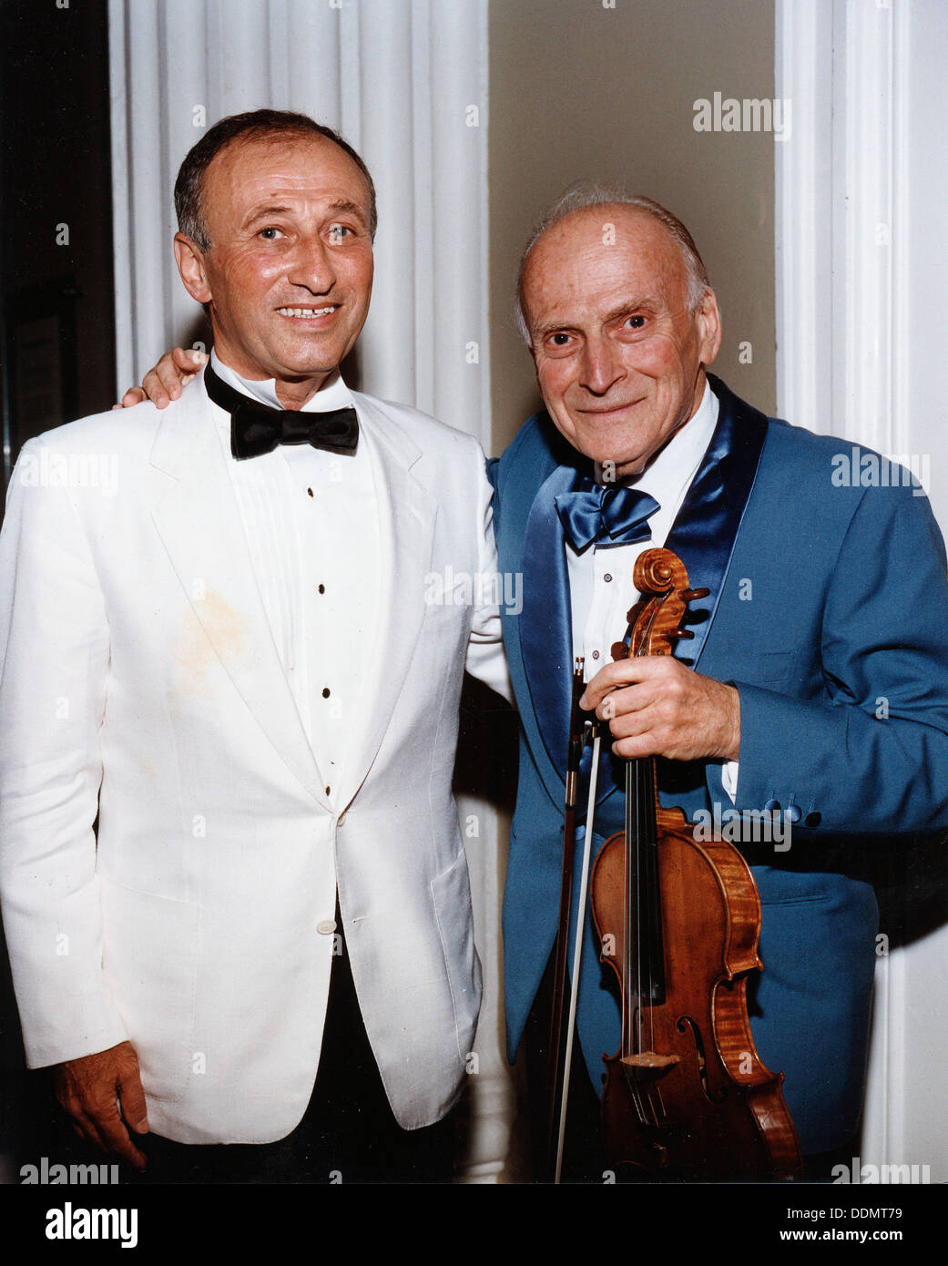 Yehudi Menuhin, violinista americana, e Dov Seltzer, compositore rumeno, 1992. Artista: Sidney Harris Foto Stock