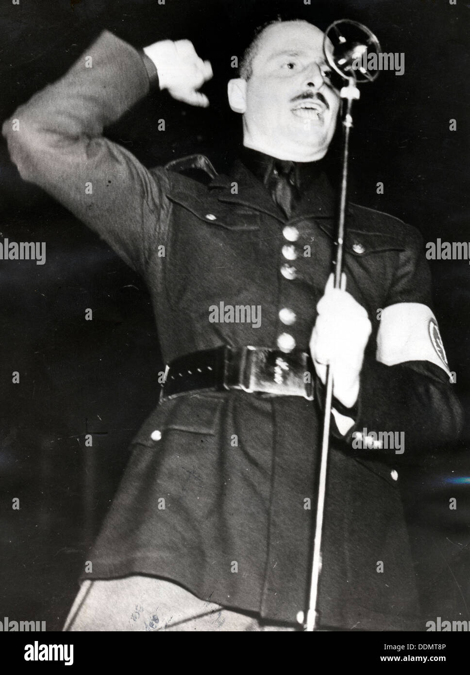 Sir Oswald Mosley rivolgendosi a un incontro Blackshirt nell'East End di Londra, 1936. Artista: sconosciuto Foto Stock