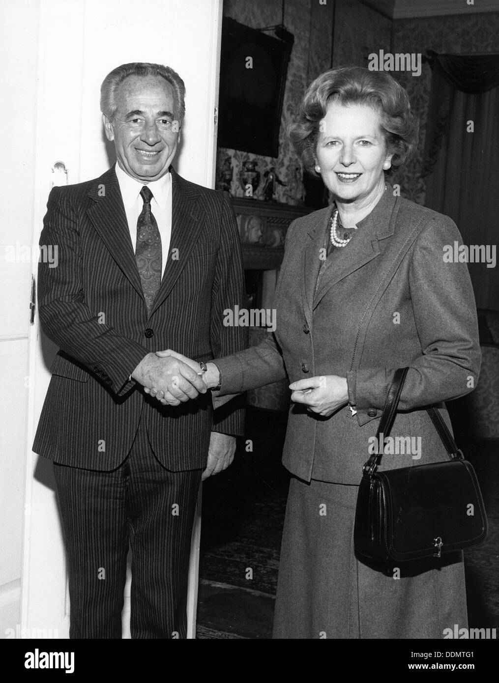 Margaret Thatcher (1925-), il Primo Ministro britannico con Shimon Peres, il Primo Ministro israeliano, 1987. Artista: Sidney Harris Foto Stock