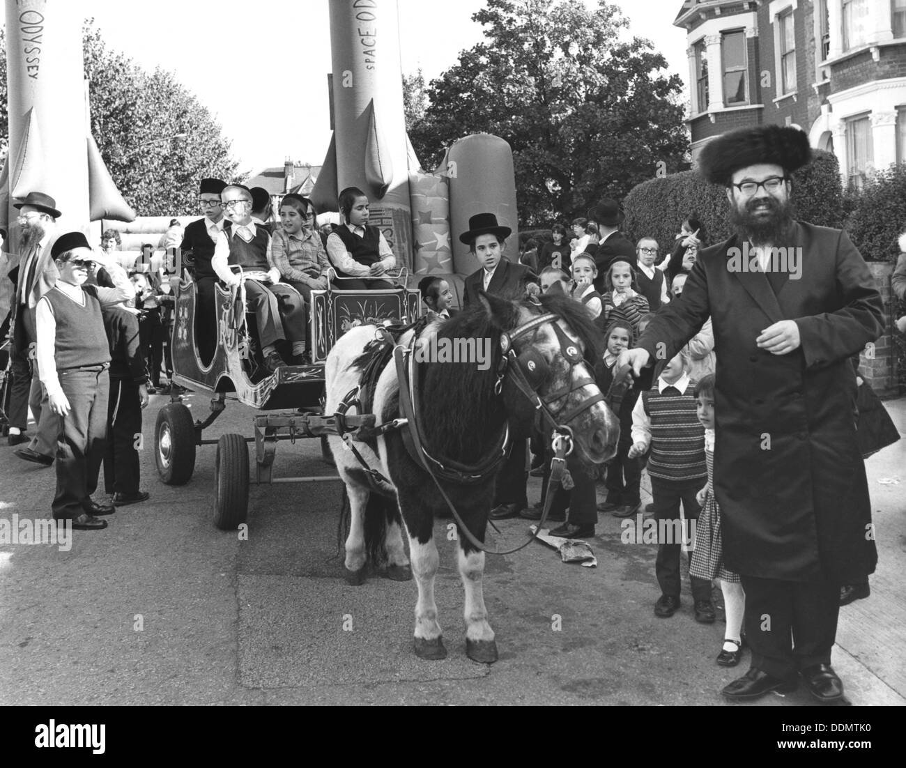 Hasidic street party, Paget Road, Londra, ottobre 1989. Artista: Sidney Harris Foto Stock