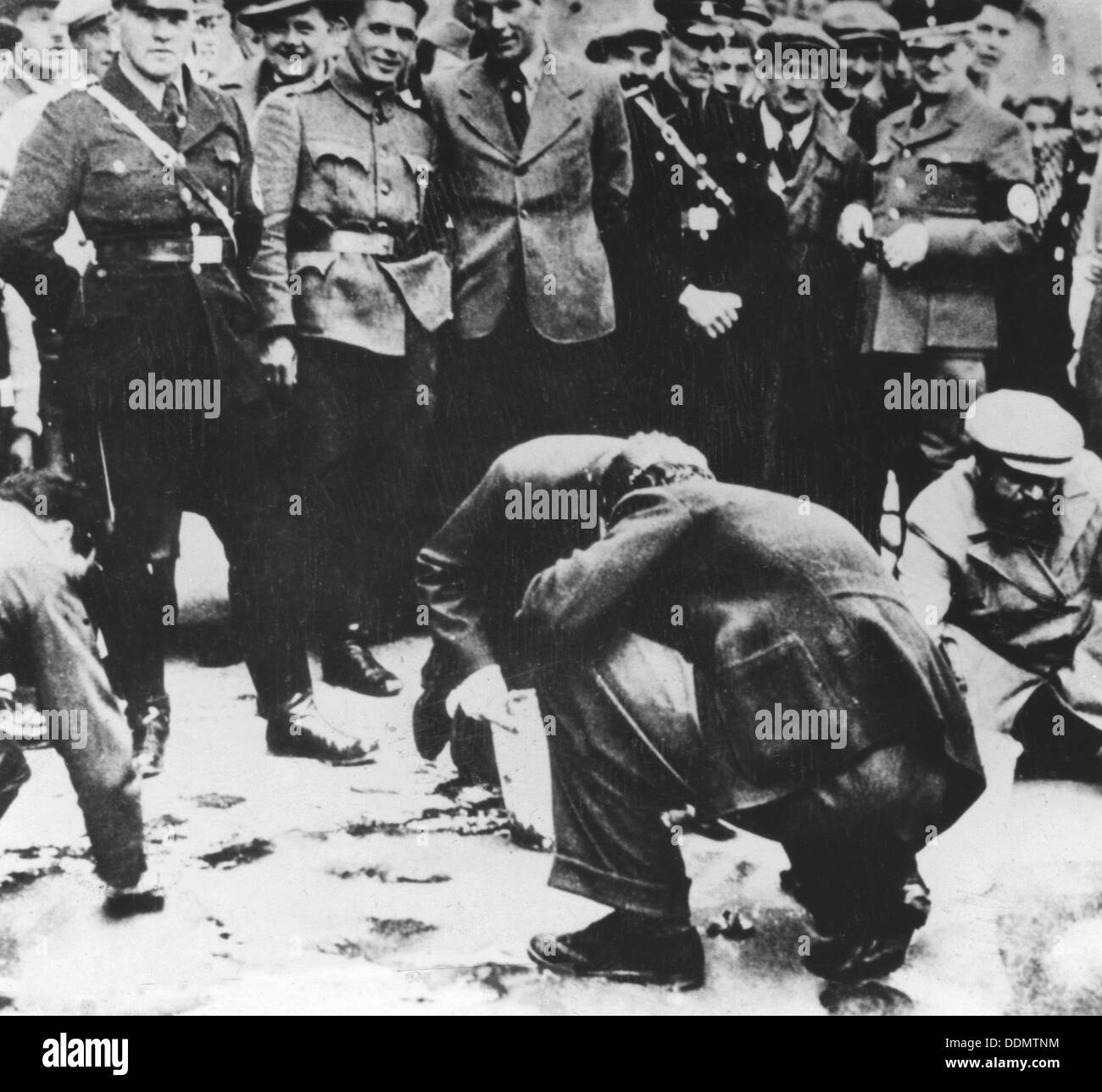Gli ebrei sono realizzati per pulire le strade di Vienna dopo il Anschluss, 1938. Artista: sconosciuto Foto Stock