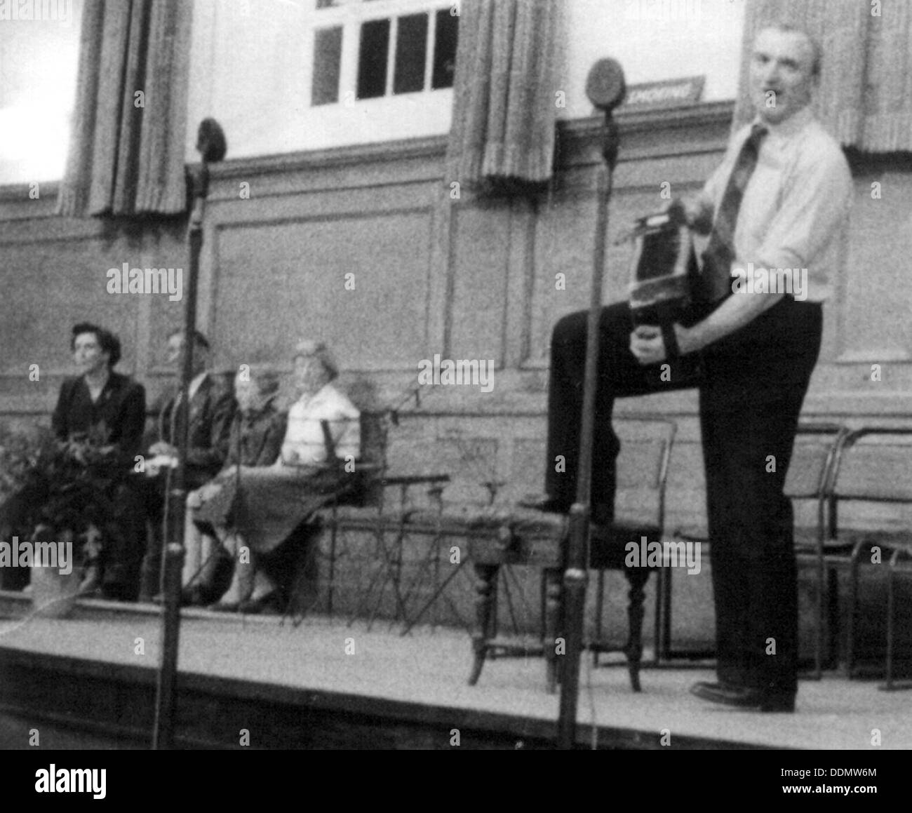 Bob Roberts giocando il melodion, Cecil Sharp House, Londra, ottobre 1957. Artista: Eddis Thomas Foto Stock