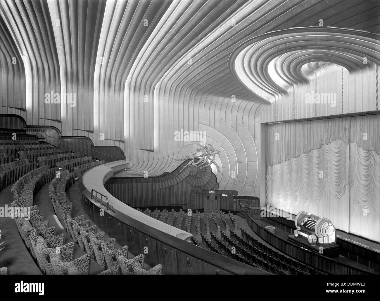 Auditorium presso l' Odeon Leicester Square, Londra, 1937. Artista: J Maltby Foto Stock