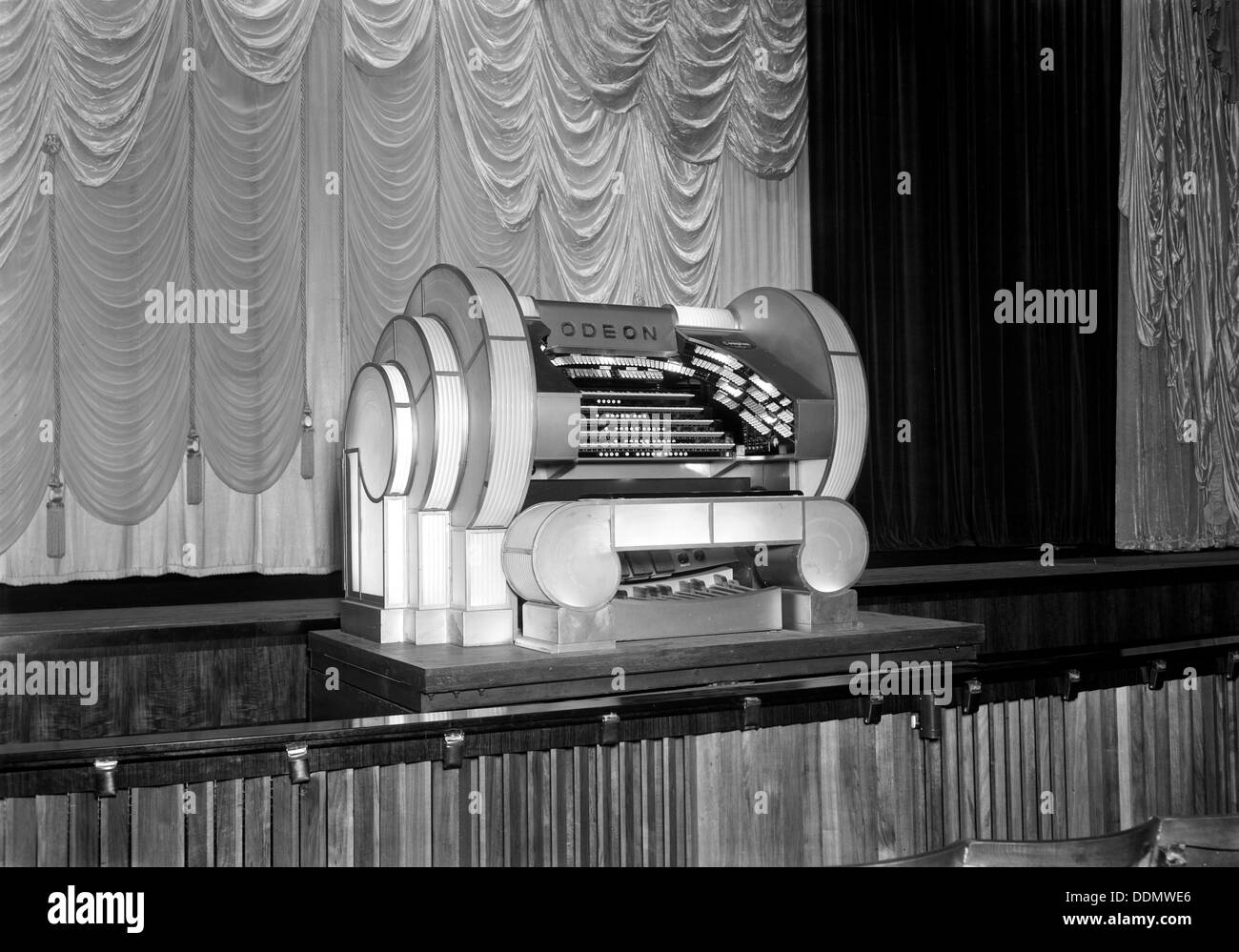 Console di organo in auditorium presso l' Odeon Leicester Square, Londra, 1937. Artista: J Maltby Foto Stock