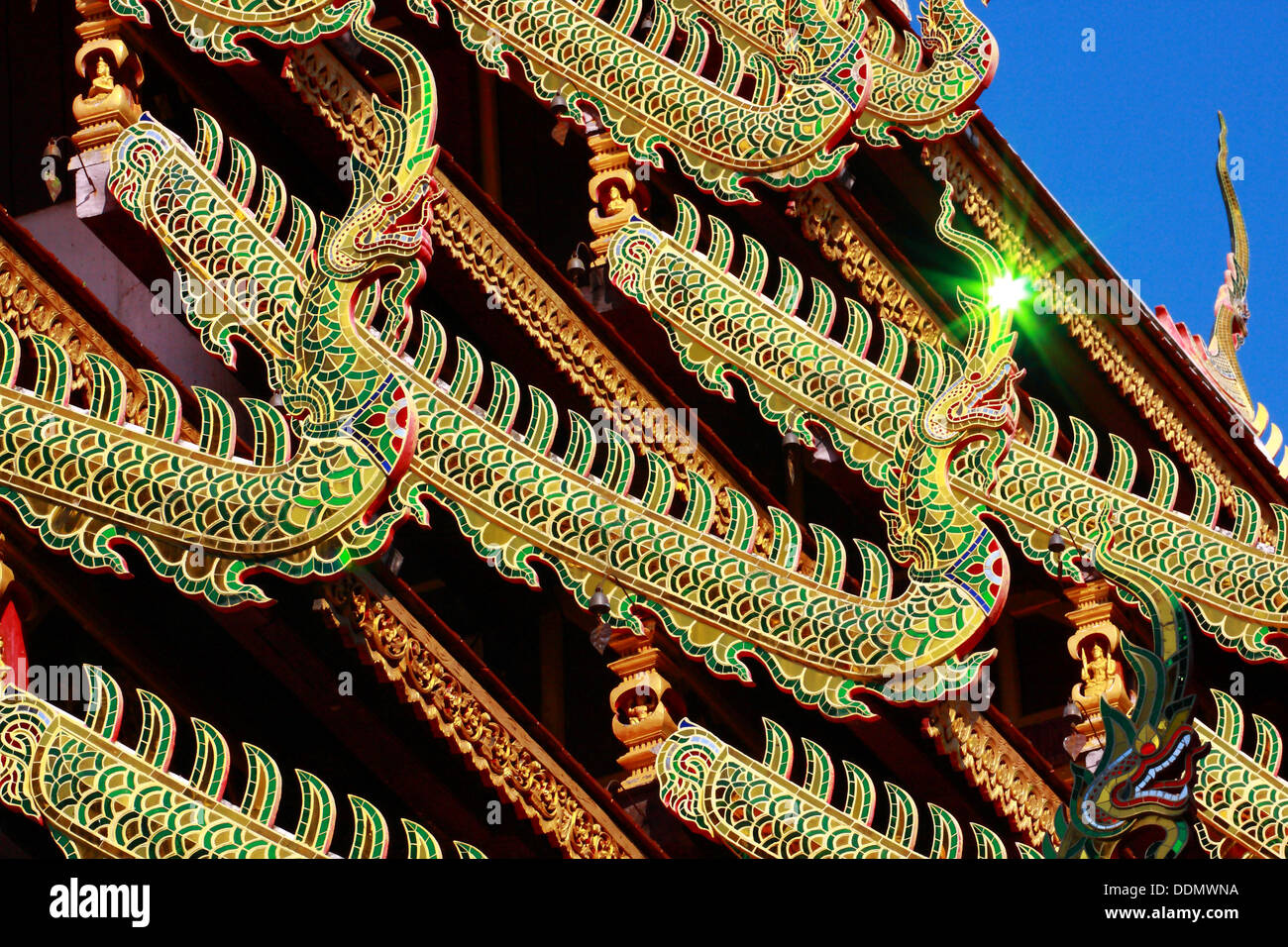 Gruppo di nagas sul tetto del tempio Foto Stock