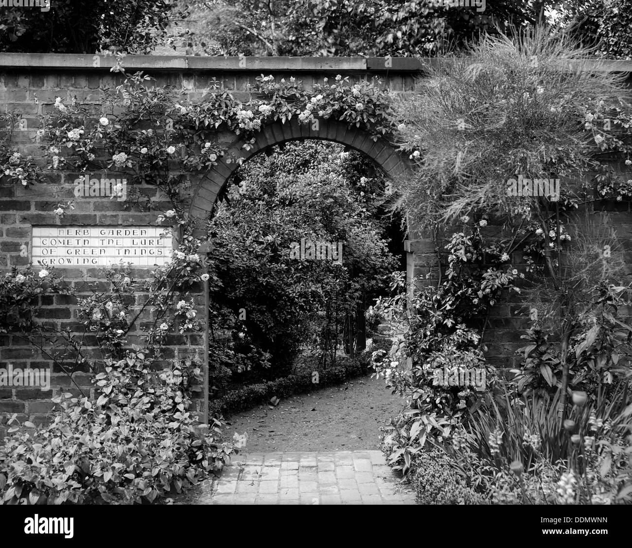 Ingresso al giardino di erbe aromatiche in guardaroba corte, Hampton Court Palace, Richmond, Londra. Artista: Alfred Newton & Sons Foto Stock