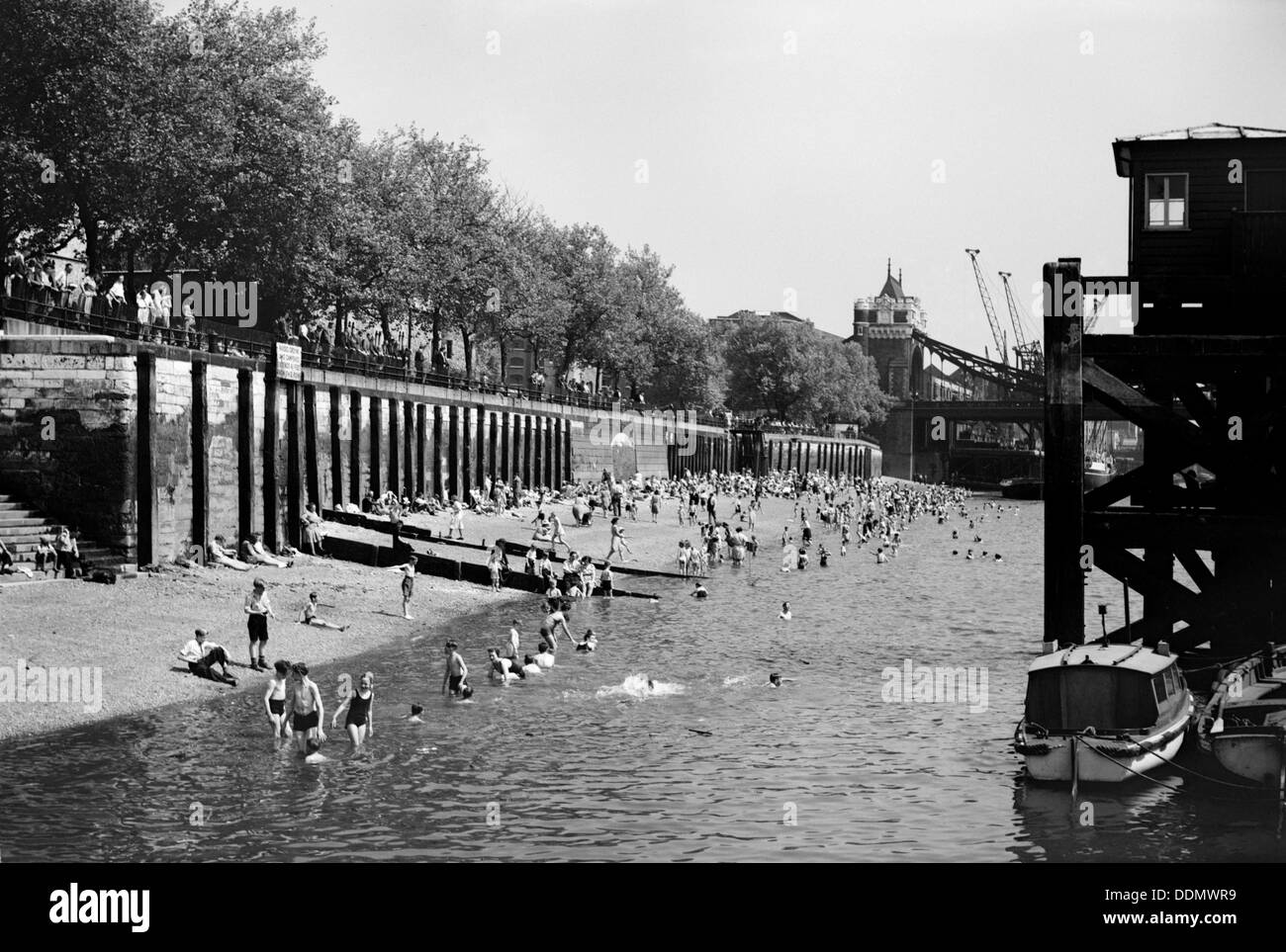 I bagnanti in spiaggia Torre di Londra, C1945-c1965. Artista: SW Rawlings Foto Stock