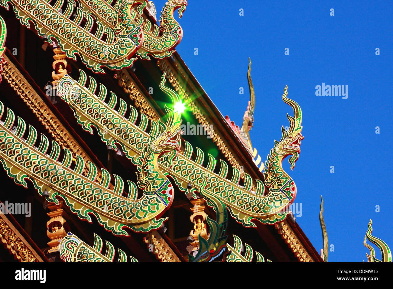 Gruppo di nagas sul tetto del tempio Foto Stock
