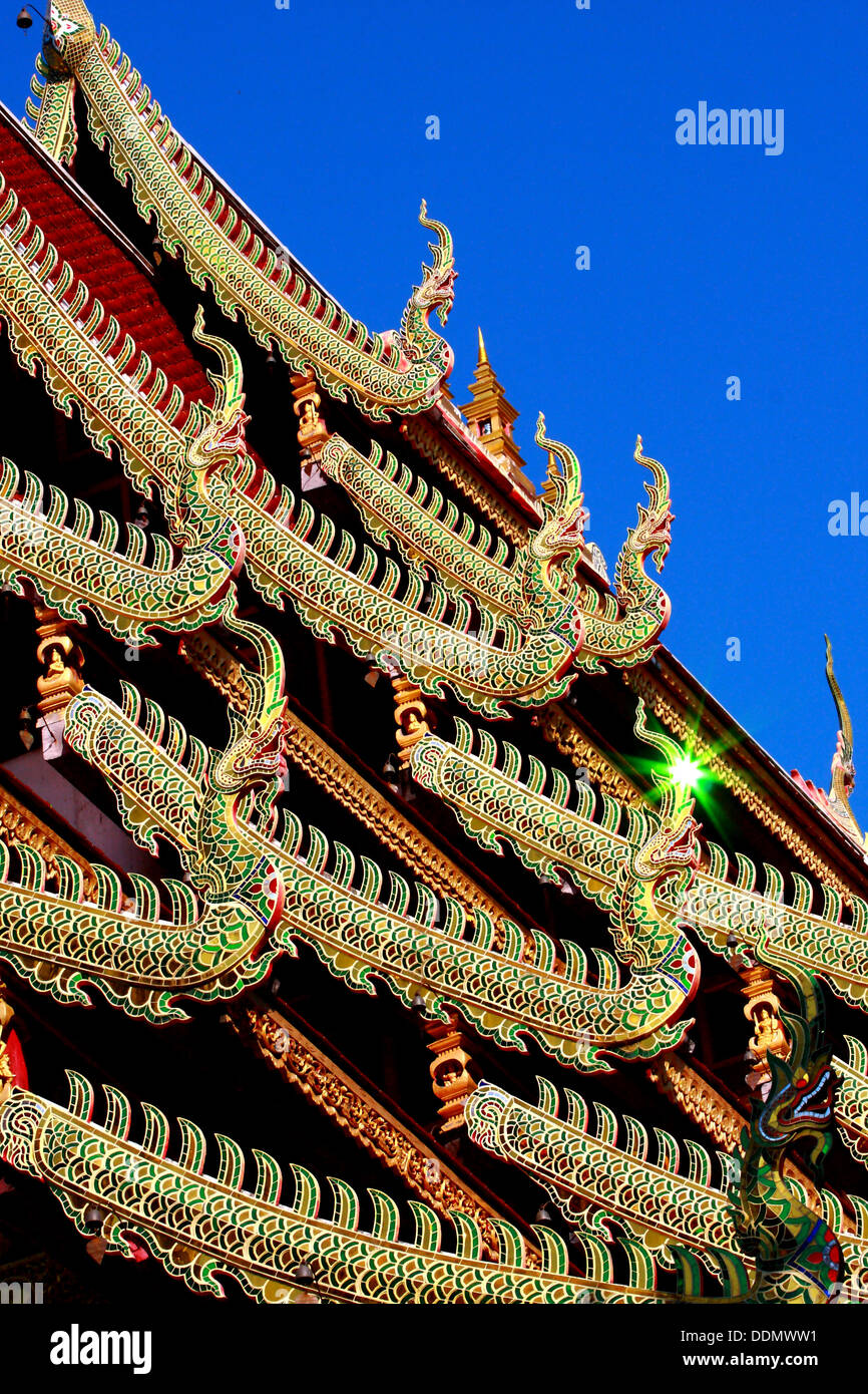 Gruppo di nagas sul tetto del tempio Foto Stock