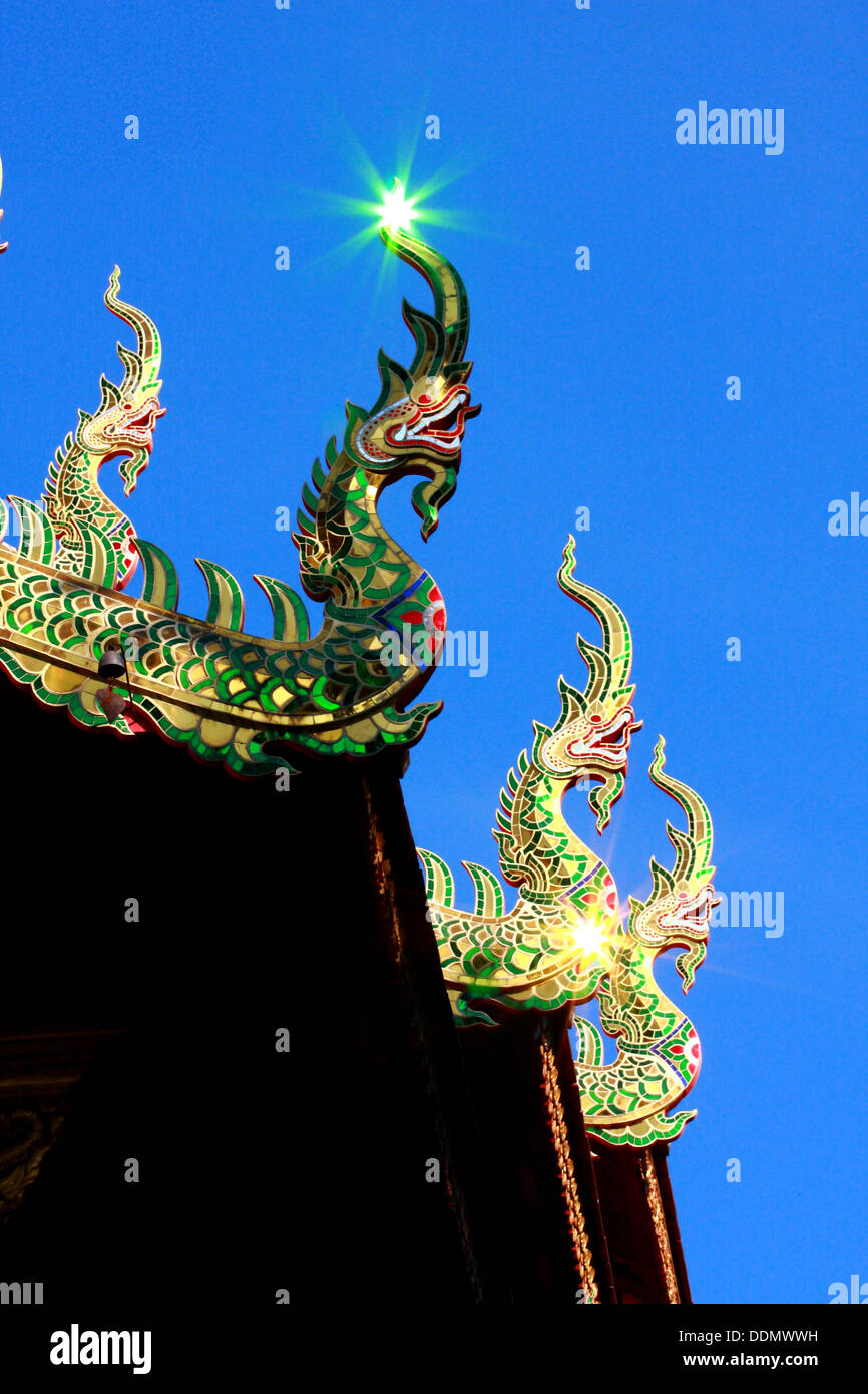 Gruppo di nagas sul tetto del tempio Foto Stock