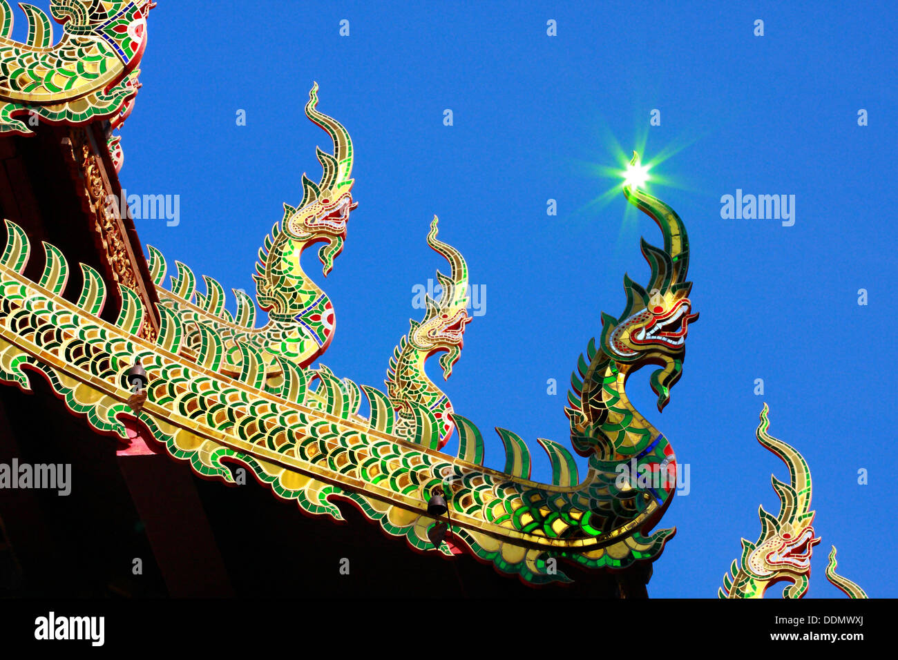 Gruppo di nagas sul tetto del tempio Foto Stock