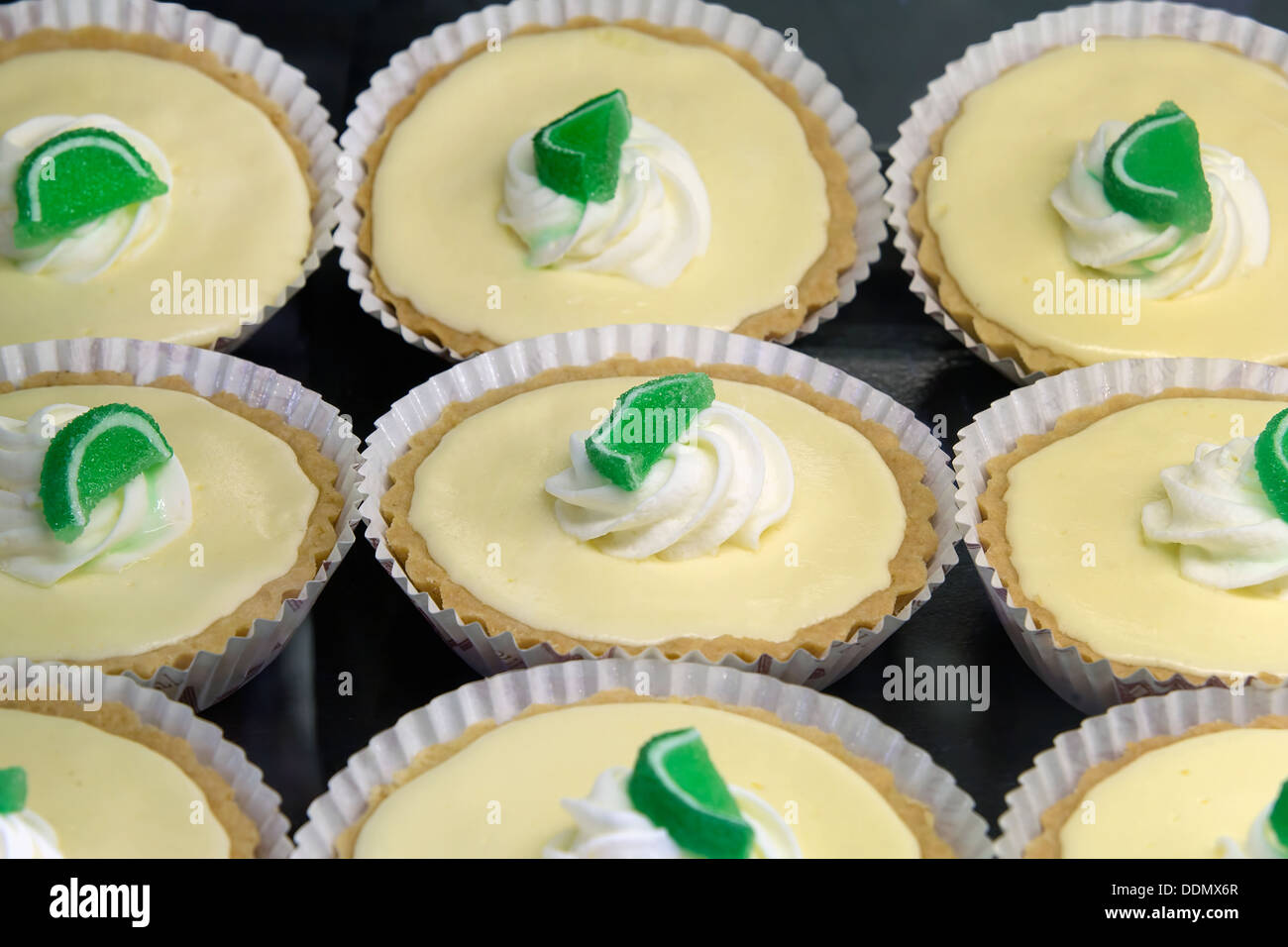Key Lime torta al limone crostate di cagliata al panificio Closeup Foto Stock