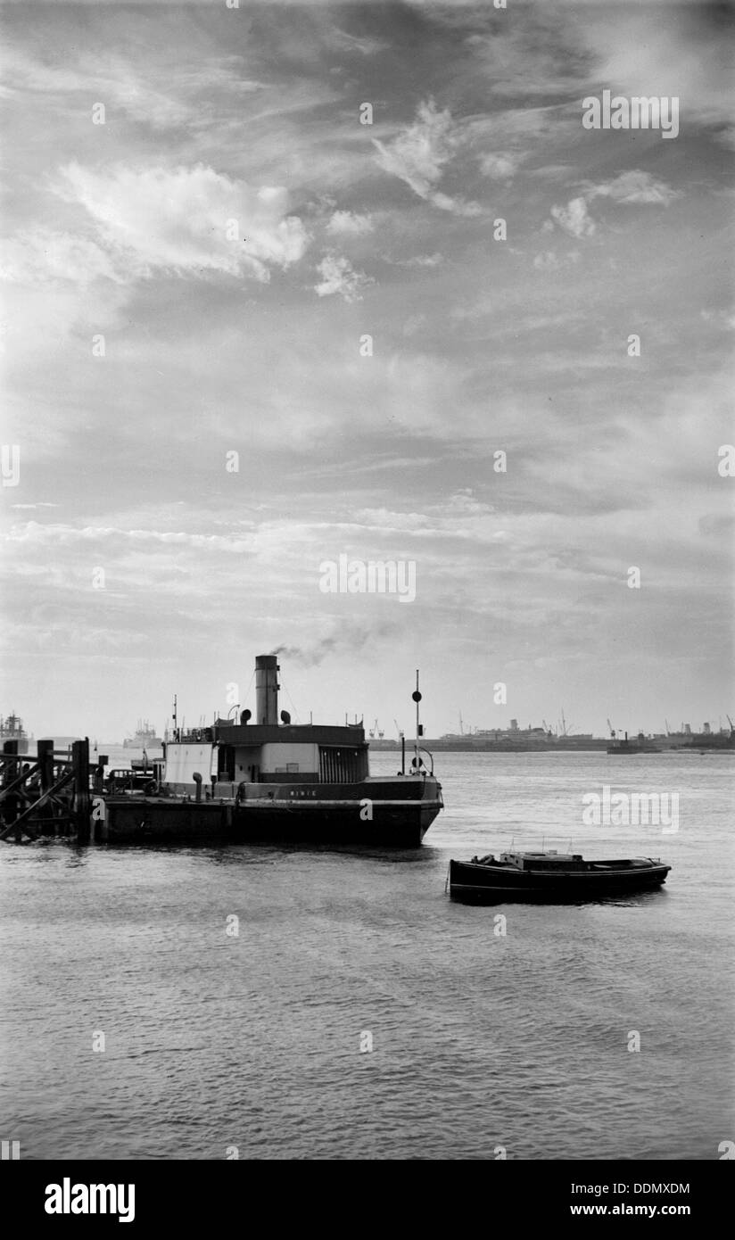 Vetture imbarcarsi su un traghetto a Gravesend Kent, per una serata di attraversamento del Tamigi, C1945-c1965. Artista: SW Rawlings Foto Stock