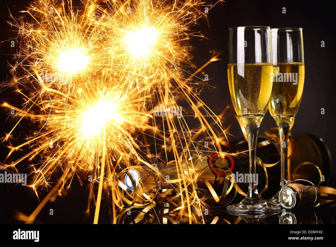 Bicchieri di champagne e fuochi d'artificio,nuovo anno celebrazione. Foto Stock