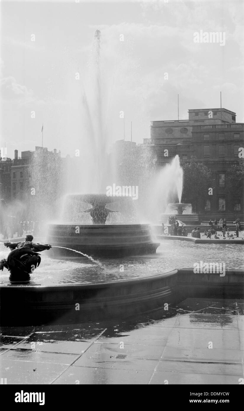 Fontana di Trafalgar Square, Londra, C1945-c1965. Artista: SW Rawlings Foto Stock