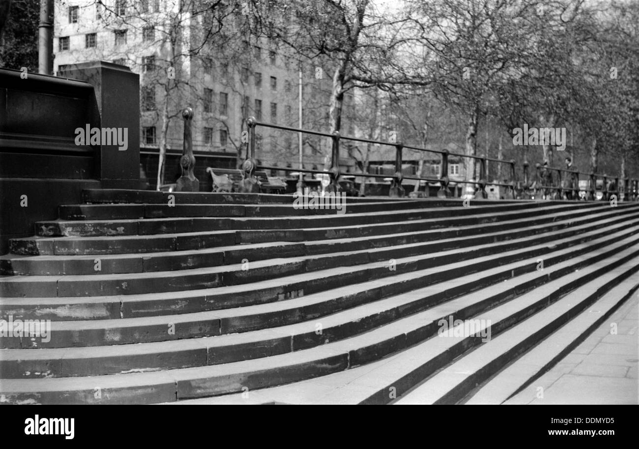 Passi sulla Victoria Embankment, Westminster, London, C1945-c1965. Artista: SW Rawlings Foto Stock